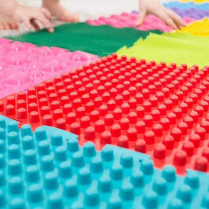 Mata sensoryczna ortopedyczna puzzle – silikonowa mata do masażu stóp i terapii SI (8 elementów)