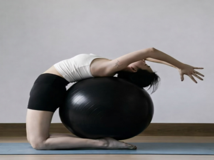 Piłka gimnastyczna fitness 65cm do rehabilitacji z pompką