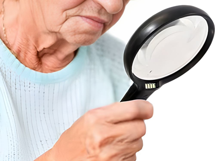 Lupa ręczna LED do czytania – praktyczna i wygodna dla seniorów