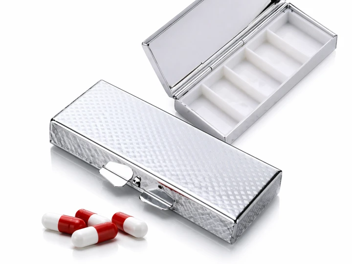 metalowy-organizer-na-leki-etui-pojemnik-tabletki-otwarty-zamkniety.jpg