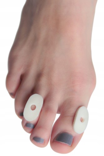 Miękkie, samoprzylepne plastry z pianki lateksowej chronią stopę przed uciskiem i otarciami. Owalny kształt z otworem zapewnia skuteczną ochronę i komfort chodzenia.