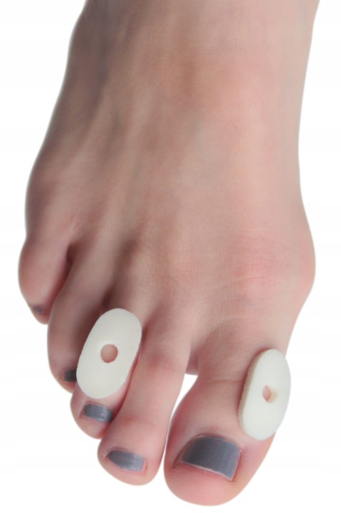 Miękkie, samoprzylepne plastry z pianki lateksowej chronią stopę przed uciskiem i otarciami. Owalny kształt z otworem zapewnia skuteczną ochronę i komfort chodzenia.